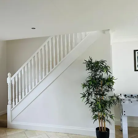Winton Grove - For Outdoor And Tennis Enthusiasts * Kilmacanoge